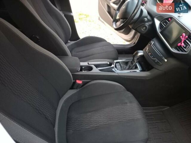 Пежо 308 2016 в Кременце на Automoto.ua Серый Пежо 308, объемом двигателя 1.2 л и пробегом 132 тыс. км за 9650 $, фото 7 на Automoto.ua