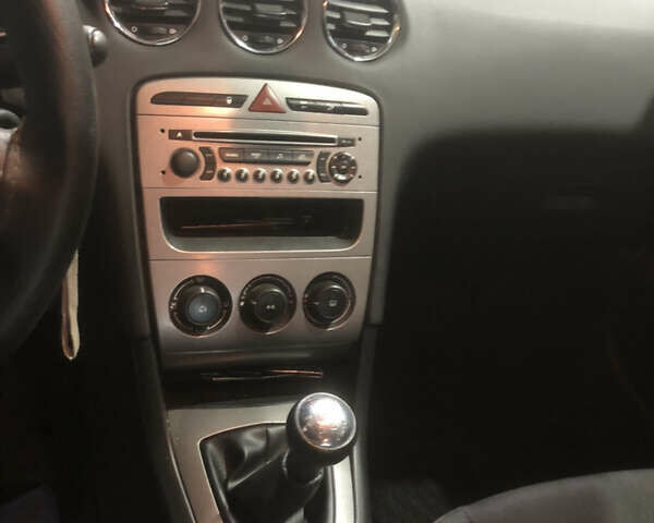 Серый Пежо 308, объемом двигателя 1.6 л и пробегом 237 тыс. км за 6000 $, фото 6 на Automoto.ua