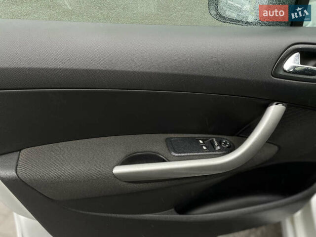 Сірий Пежо 308, об'ємом двигуна 1.6 л та пробігом 269 тис. км за 4444 $, фото 43 на Automoto.ua