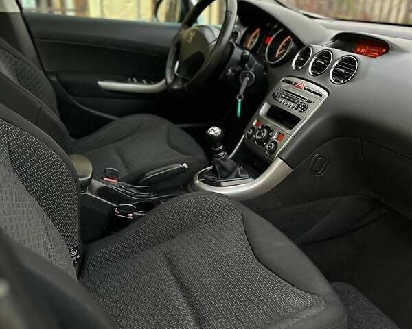 Серый Пежо 308, объемом двигателя 1.6 л и пробегом 237 тыс. км за 4900 $, фото 17 на Automoto.ua