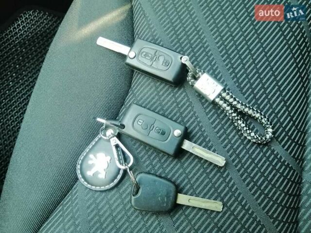 Пежо 308 2009 в Ровно на Automoto.ua Серый Пежо 308, объемом двигателя 1.6 л и пробегом 237 тыс. км за 4650 $, фото 19 на Automoto.ua
