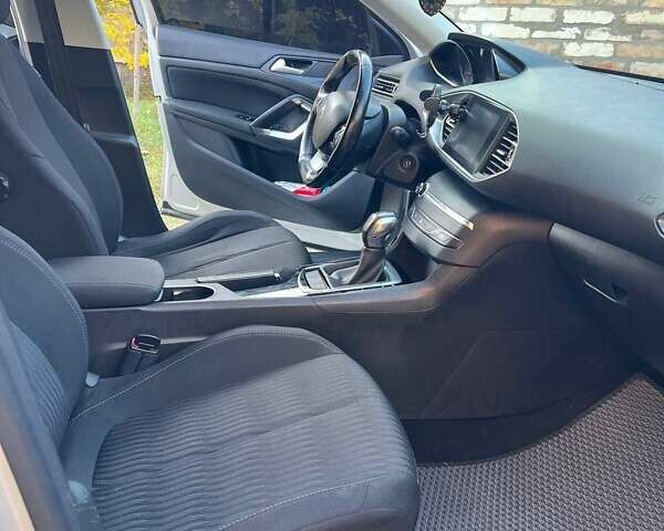 Сірий Пежо 308, об'ємом двигуна 1.56 л та пробігом 229 тис. км за 10700 $, фото 2 на Automoto.ua
