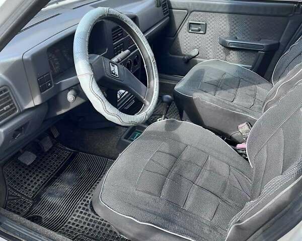 Белый Пежо 309, объемом двигателя 1.3 л и пробегом 376 тыс. км за 1100 $, фото 6 на Automoto.ua