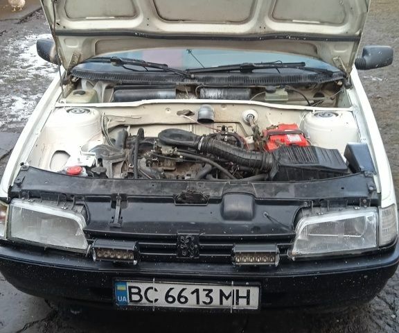 Белый Пежо 405, объемом двигателя 1.6 л и пробегом 2 тыс. км за 1000 $, фото 1 на Automoto.ua