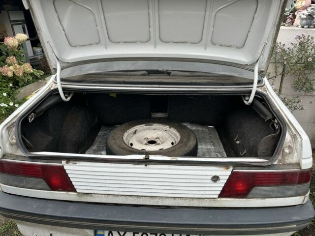 Белый Пежо 405, объемом двигателя 1.9 л и пробегом 250 тыс. км за 500 $, фото 6 на Automoto.ua
