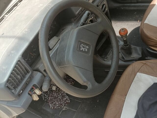 Белый Пежо 405, объемом двигателя 1.6 л и пробегом 400 тыс. км за 400 $, фото 3 на Automoto.ua