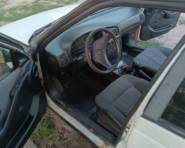 Белый Пежо 405, объемом двигателя 1.9 л и пробегом 200 тыс. км за 1800 $, фото 7 на Automoto.ua