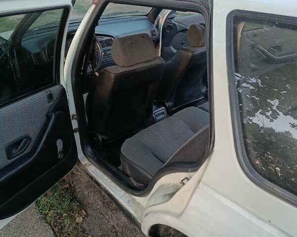 Белый Пежо 405, объемом двигателя 1.9 л и пробегом 200 тыс. км за 1800 $, фото 3 на Automoto.ua