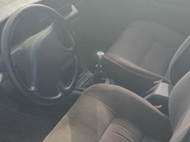 Черный Пежо 405, объемом двигателя 1.9 л и пробегом 141 тыс. км за 358 $, фото 4 на Automoto.ua