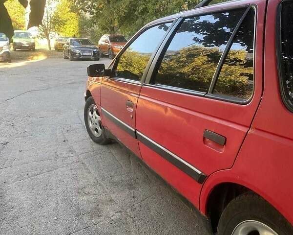 Красный Пежо 405, объемом двигателя 1.8 л и пробегом 350 тыс. км за 1328 $, фото 2 на Automoto.ua