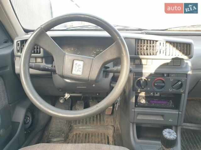 Серый Пежо 405, объемом двигателя 1.6 л и пробегом 300 тыс. км за 1700 $, фото 4 на Automoto.ua