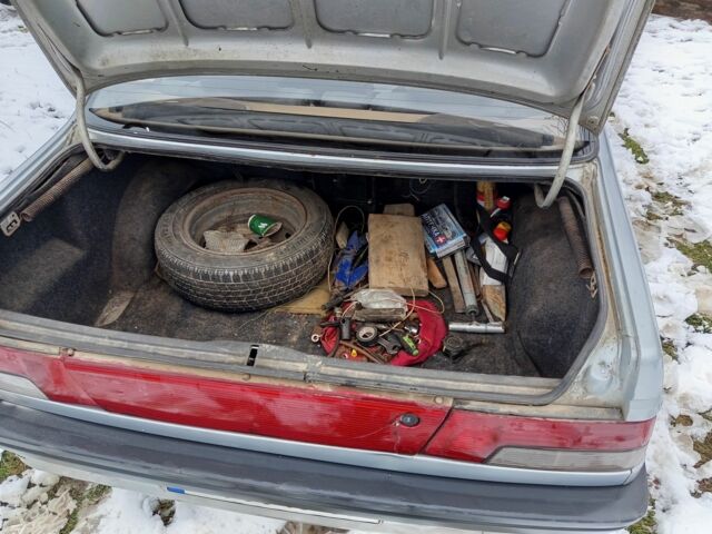 Серый Пежо 405, объемом двигателя 2 л и пробегом 300 тыс. км за 1100 $, фото 2 на Automoto.ua