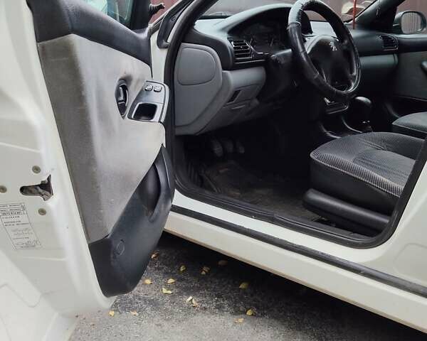 Белый Пежо 406, объемом двигателя 1.8 л и пробегом 230 тыс. км за 2100 $, фото 1 на Automoto.ua