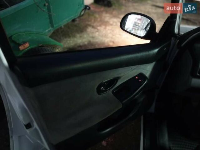 Белый Пежо 406, объемом двигателя 1.76 л и пробегом 200 тыс. км за 1850 $, фото 30 на Automoto.ua