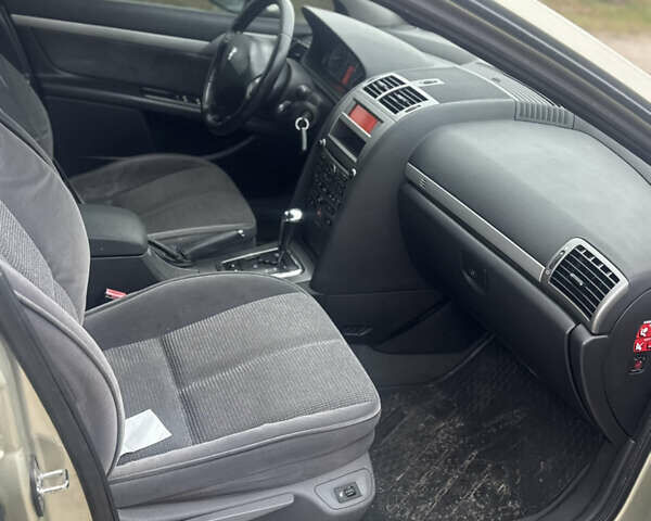 Бежевый Пежо 407, объемом двигателя 2 л и пробегом 238 тыс. км за 3799 $, фото 20 на Automoto.ua