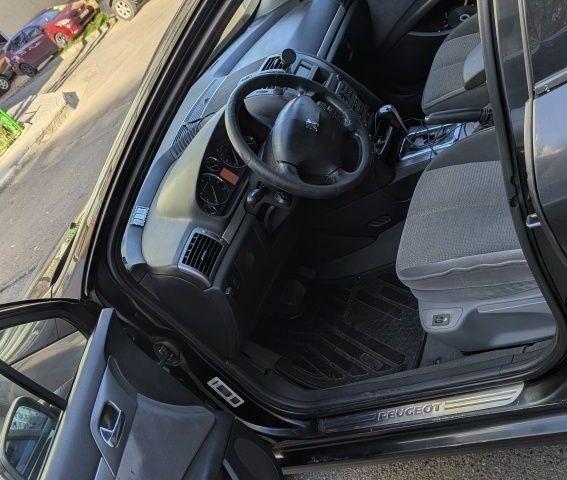 Черный Пежо 407, объемом двигателя 2 л и пробегом 220 тыс. км за 2902 $, фото 3 на Automoto.ua