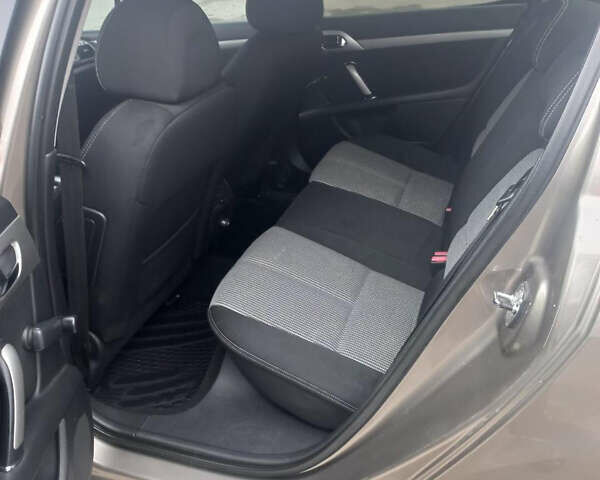 Коричневый Пежо 407, объемом двигателя 2 л и пробегом 256 тыс. км за 5500 $, фото 9 на Automoto.ua