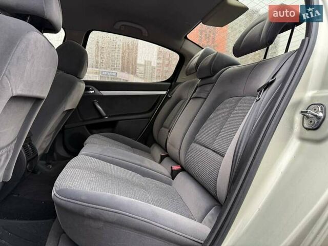 Серый Пежо 407, объемом двигателя 2 л и пробегом 148 тыс. км за 4790 $, фото 9 на Automoto.ua