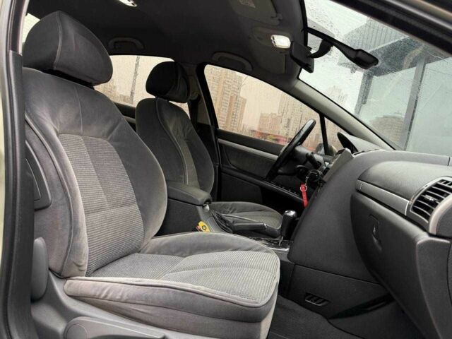 Серый Пежо 407, объемом двигателя 0 л и пробегом 148 тыс. км за 4790 $, фото 11 на Automoto.ua