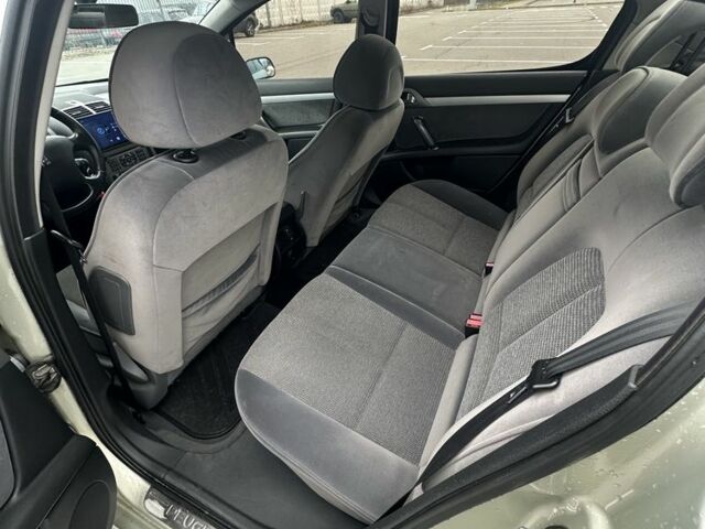Серый Пежо 407, объемом двигателя 2 л и пробегом 147 тыс. км за 4500 $, фото 5 на Automoto.ua