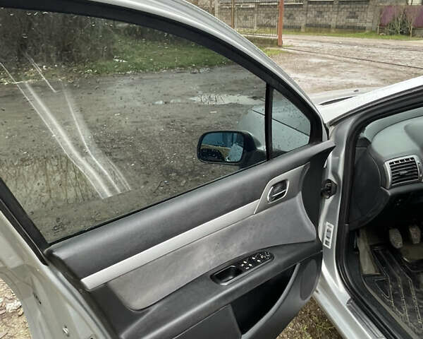 Сірий Пежо 407, об'ємом двигуна 2 л та пробігом 153 тис. км за 3599 $, фото 6 на Automoto.ua