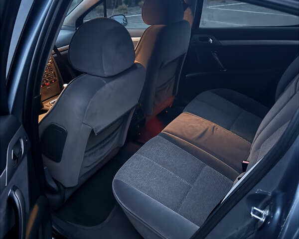 Серый Пежо 407, объемом двигателя 2 л и пробегом 266 тыс. км за 4000 $, фото 5 на Automoto.ua