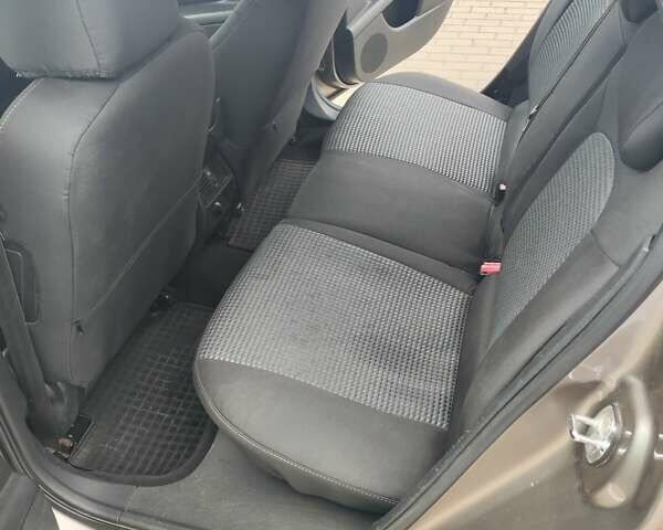 Сірий Пежо 407, об'ємом двигуна 2 л та пробігом 390 тис. км за 5300 $, фото 8 на Automoto.ua