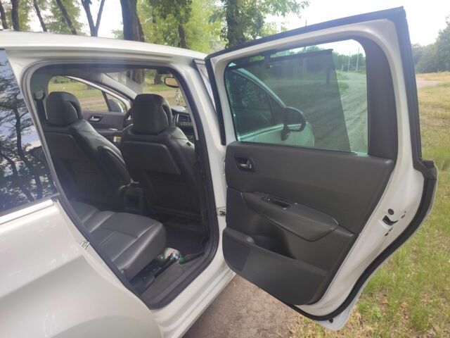 Білий Пежо 5008, об'ємом двигуна 1.6 л та пробігом 200 тис. км за 8500 $, фото 2 на Automoto.ua