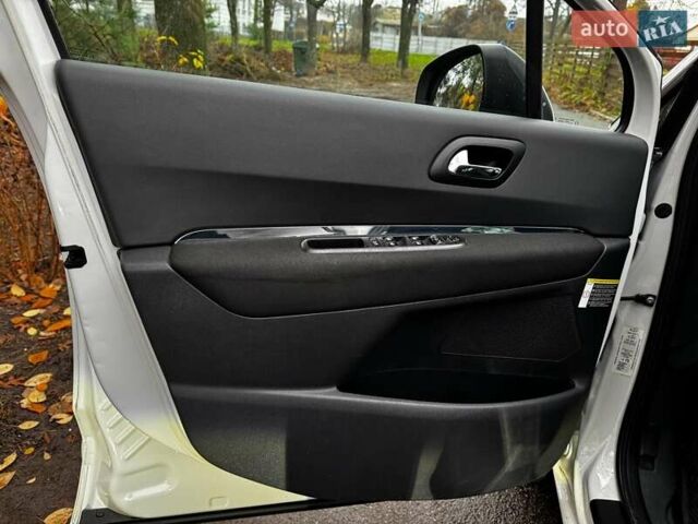 Белый Пежо 5008, объемом двигателя 1.6 л и пробегом 272 тыс. км за 8490 $, фото 8 на Automoto.ua