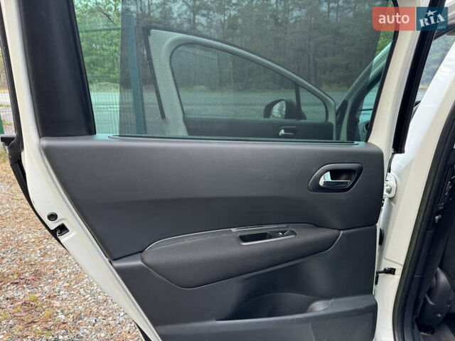 Белый Пежо 5008, объемом двигателя 2 л и пробегом 214 тыс. км за 8400 $, фото 1 на Automoto.ua