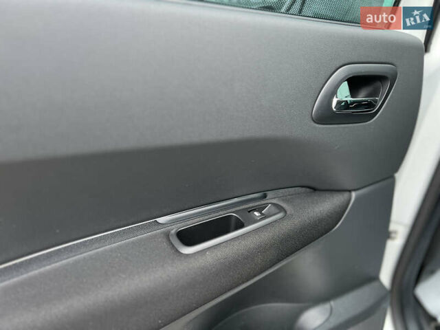 Белый Пежо 5008, объемом двигателя 2 л и пробегом 264 тыс. км за 9850 $, фото 81 на Automoto.ua