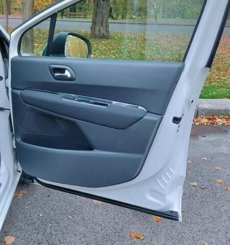 Пежо 5008 2012 у Києві на Automoto.ua Білий Пежо 5008, об'ємом двигуна 2 л та пробігом 183 тис. км за 10700 $, фото 9 на Automoto.ua