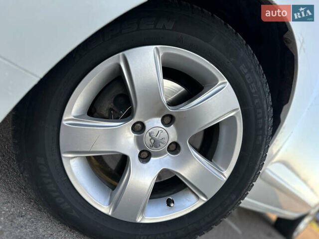 Белый Пежо 5008, объемом двигателя 2 л и пробегом 205 тыс. км за 8950 $, фото 6 на Automoto.ua