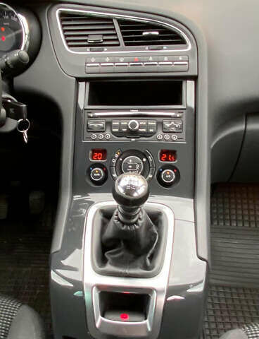 Белый Пежо 5008, объемом двигателя 2 л и пробегом 221 тыс. км за 9900 $, фото 13 на Automoto.ua