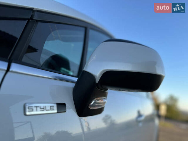 Белый Пежо 5008, объемом двигателя 2 л и пробегом 205 тыс. км за 8950 $, фото 7 на Automoto.ua