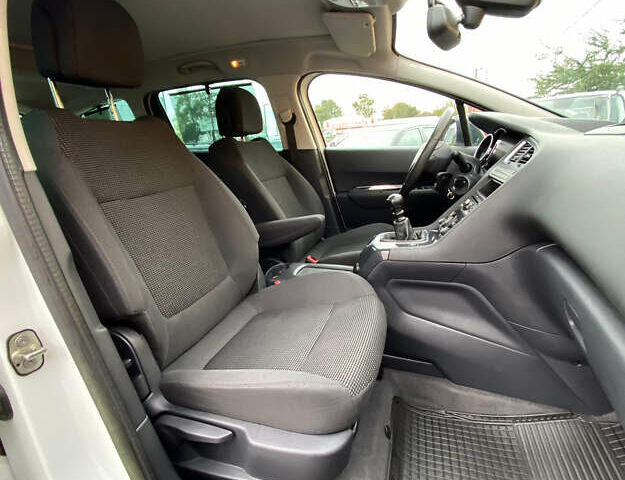 Белый Пежо 5008, объемом двигателя 2 л и пробегом 221 тыс. км за 9900 $, фото 24 на Automoto.ua