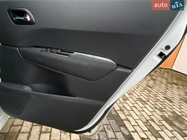 Белый Пежо 5008, объемом двигателя 2 л и пробегом 221 тыс. км за 9900 $, фото 27 на Automoto.ua