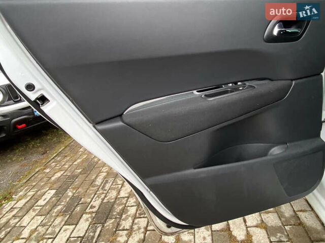 Белый Пежо 5008, объемом двигателя 2 л и пробегом 221 тыс. км за 9900 $, фото 29 на Automoto.ua