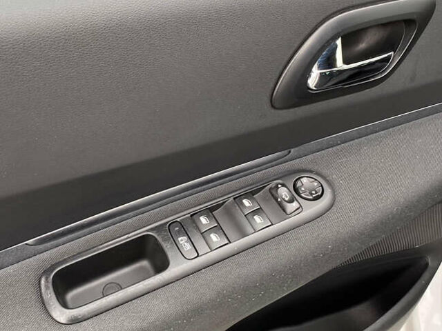 Белый Пежо 5008, объемом двигателя 2 л и пробегом 221 тыс. км за 9900 $, фото 21 на Automoto.ua