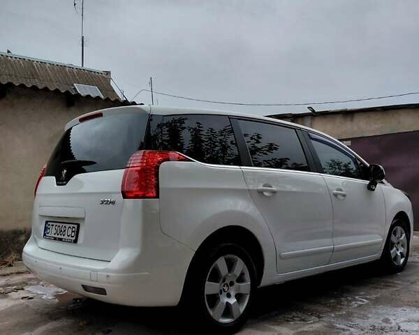 Белый Пежо 5008, объемом двигателя 1.56 л и пробегом 239 тыс. км за 6900 $, фото 2 на Automoto.ua