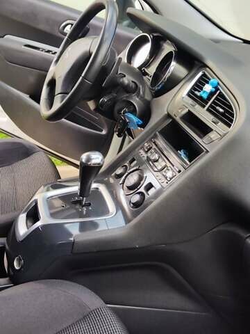 Білий Пежо 5008, об'ємом двигуна 1.6 л та пробігом 208 тис. км за 9600 $, фото 29 на Automoto.ua