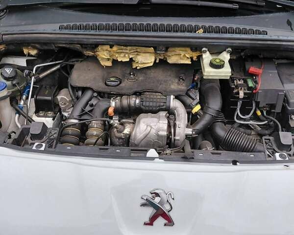 Белый Пежо 5008, объемом двигателя 1.56 л и пробегом 239 тыс. км за 6900 $, фото 6 на Automoto.ua