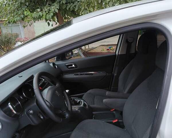 Белый Пежо 5008, объемом двигателя 1.56 л и пробегом 239 тыс. км за 6900 $, фото 13 на Automoto.ua