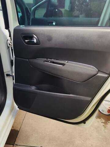 Білий Пежо 5008, об'ємом двигуна 1.6 л та пробігом 208 тис. км за 9600 $, фото 31 на Automoto.ua