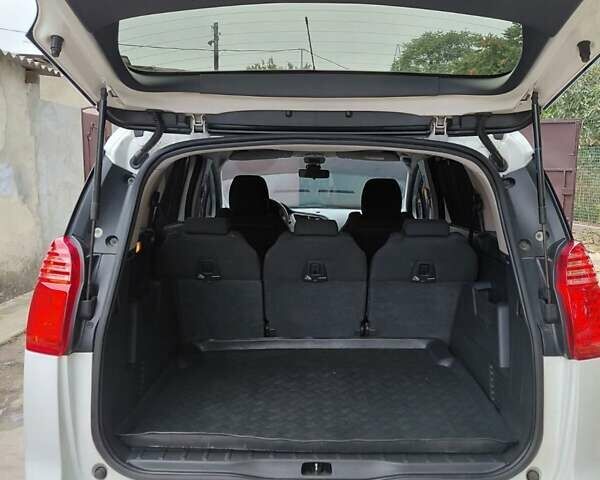 Белый Пежо 5008, объемом двигателя 1.56 л и пробегом 239 тыс. км за 6900 $, фото 1 на Automoto.ua