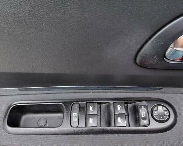 Белый Пежо 5008, объемом двигателя 1.56 л и пробегом 239 тыс. км за 6900 $, фото 10 на Automoto.ua