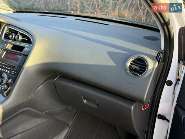 Білий Пежо 5008, об'ємом двигуна 1.6 л та пробігом 230 тис. км за 9999 $, фото 26 на Automoto.ua