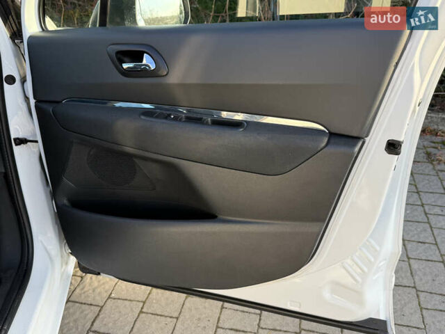 Білий Пежо 5008, об'ємом двигуна 1.6 л та пробігом 230 тис. км за 9999 $, фото 27 на Automoto.ua