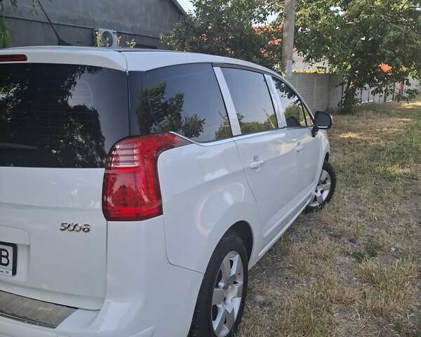 Белый Пежо 5008, объемом двигателя 1.56 л и пробегом 181 тыс. км за 9300 $, фото 4 на Automoto.ua