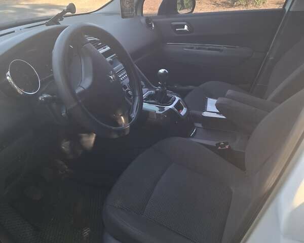 Белый Пежо 5008, объемом двигателя 1.56 л и пробегом 181 тыс. км за 9300 $, фото 7 на Automoto.ua